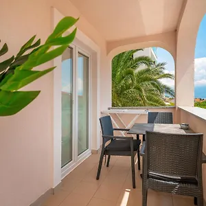Gerta With Terrace Apartment