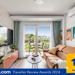 Exquisite Couples Delight With Free Bikes & Parking Apartment Split